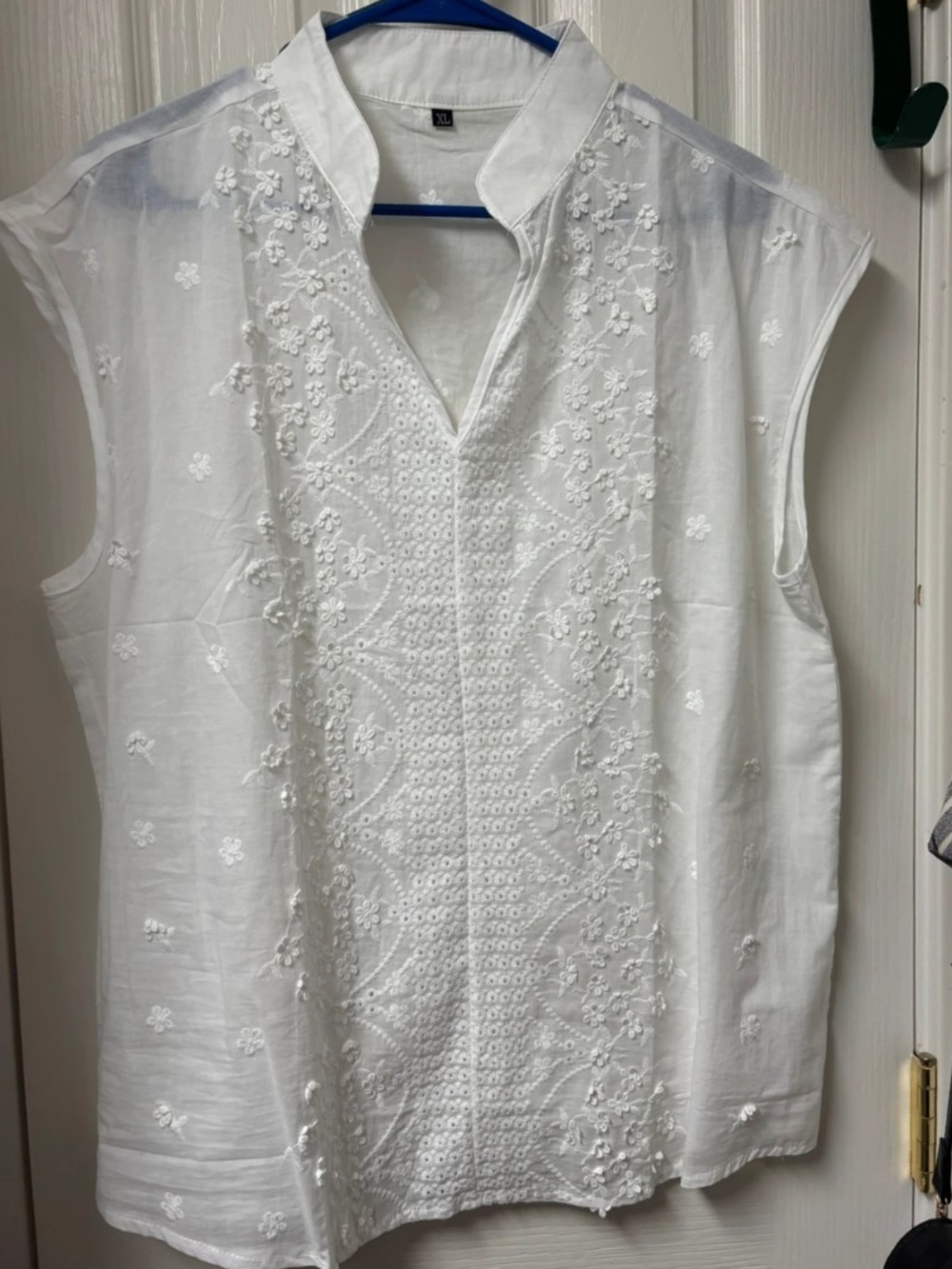 White Sleeveless Embroidered V-Neck Top XL